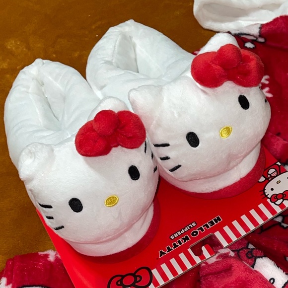 Holiday SALE 🎁 24HR DROP ⬇️ Hello Kitty Plush Slippers - Picture 4 of 5